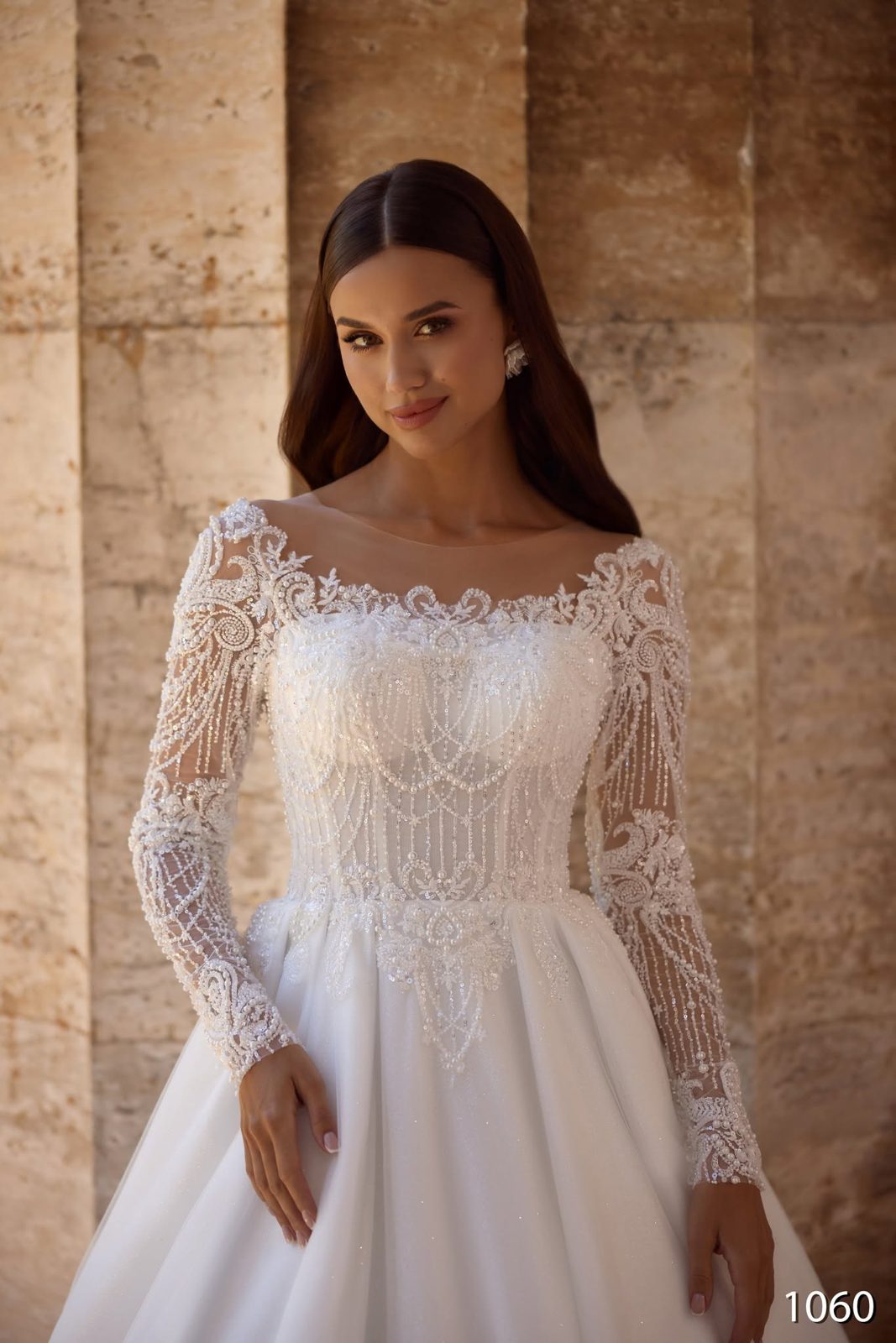 Rochie de mireasă model 1060, cu mâneci lungi din dantelă brodată cu perle