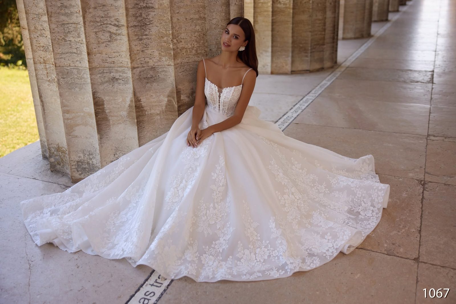Rochie de mireasă model 1067, prințesă cu aplicații florale