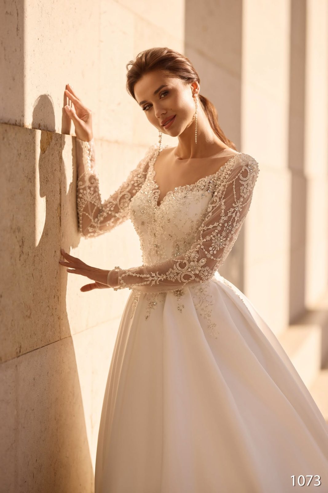Rochie de mireasă model 1073, cu decolteu în V și mâneci brodate cu cristale