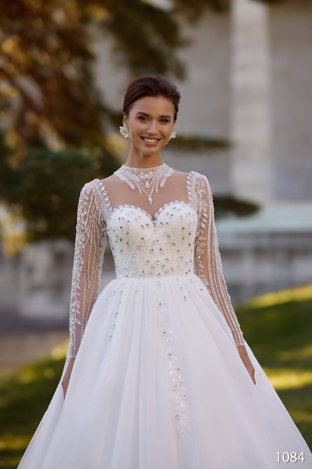 Rochie de mireasă model 1084, cu guler bijuterie și cristale